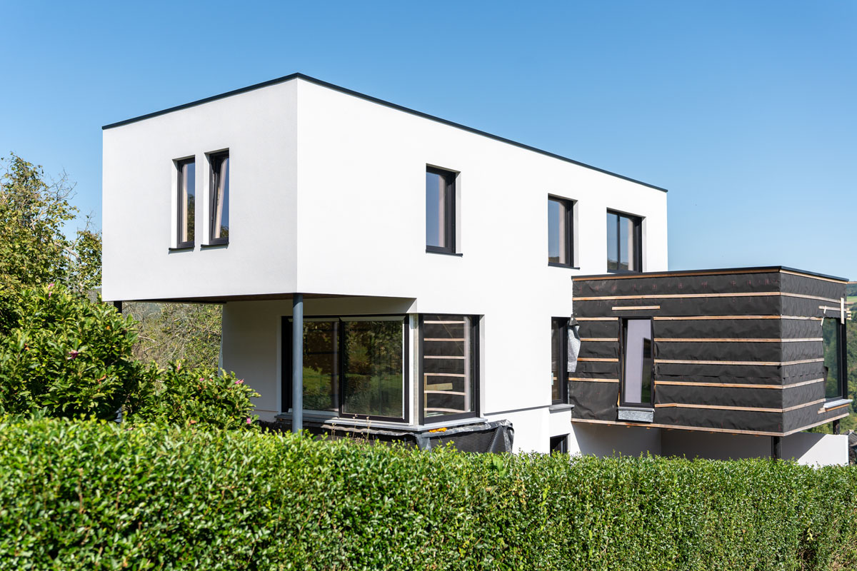 Maison avec crépi blanc